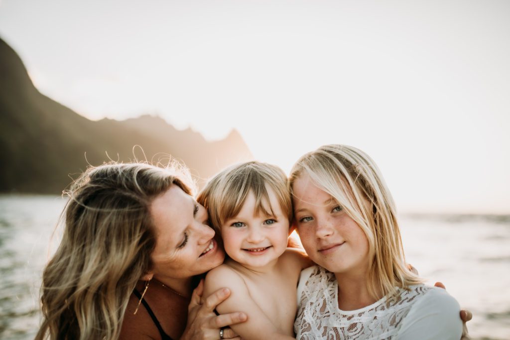 family photographer at tunnels beach on kauai, HI