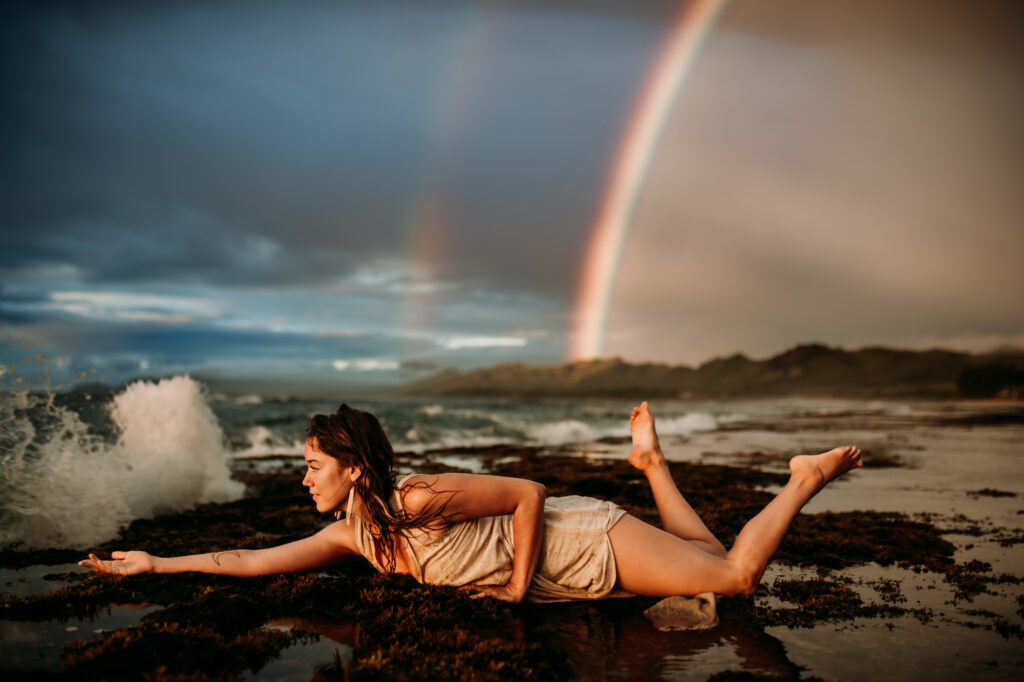 Intimate editorial boudoir session in Kauaʻi

