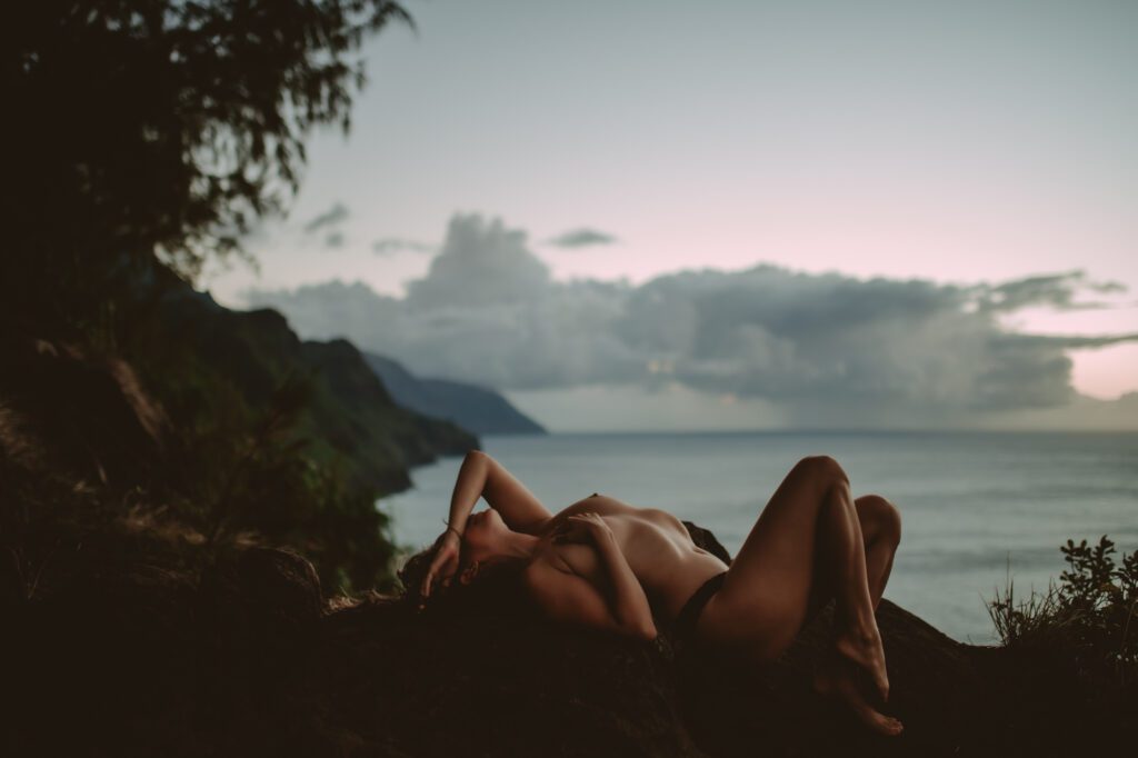 Luxury destination boudoir photography on Kauaʻi

